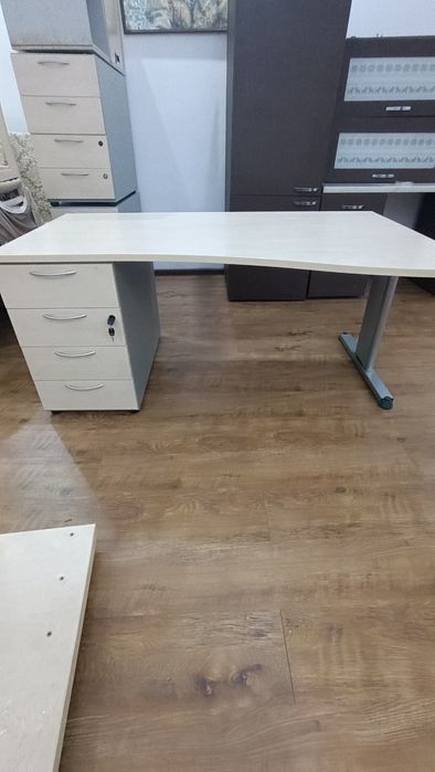 Срочно продам в связи с закрытием офиса Стол компьютерный с тумбой