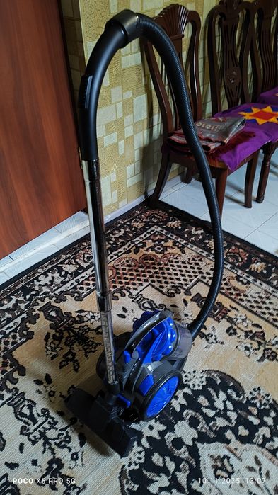 Пылесос мощностью 3000 ват в рабочем состоянии