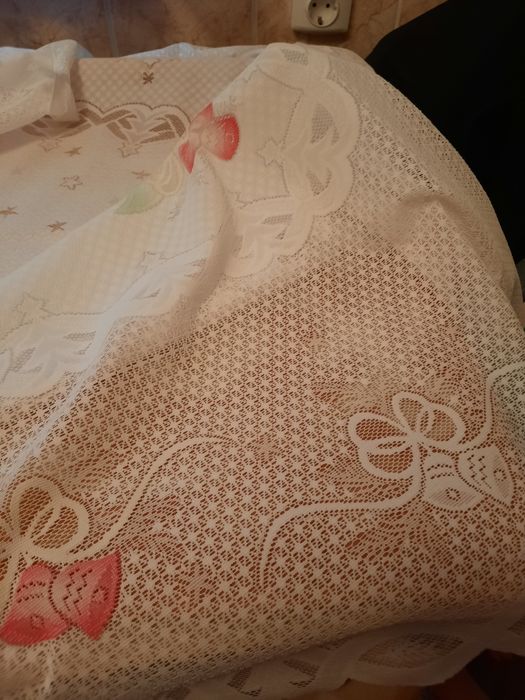 Fata de masa din dantela