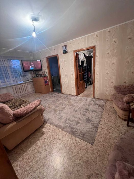 Продается 4-х комнатная квартира в самом центре города. Район 1 школы.