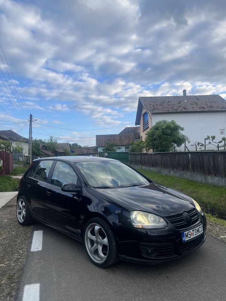 Golf 5 GT.