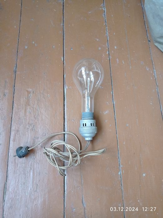 Продам люстру и плафоны, лампочки.