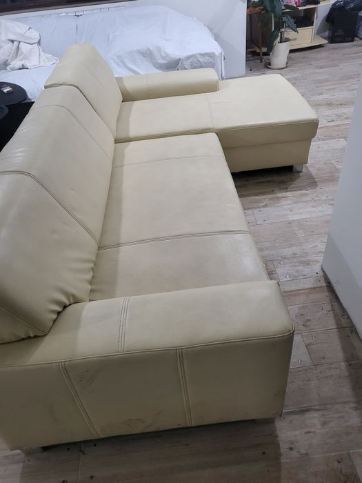 Кожен диван с лежанка
