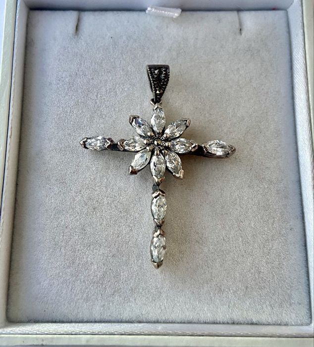 Pandantiv in forma de cruce din argint cu zirconii