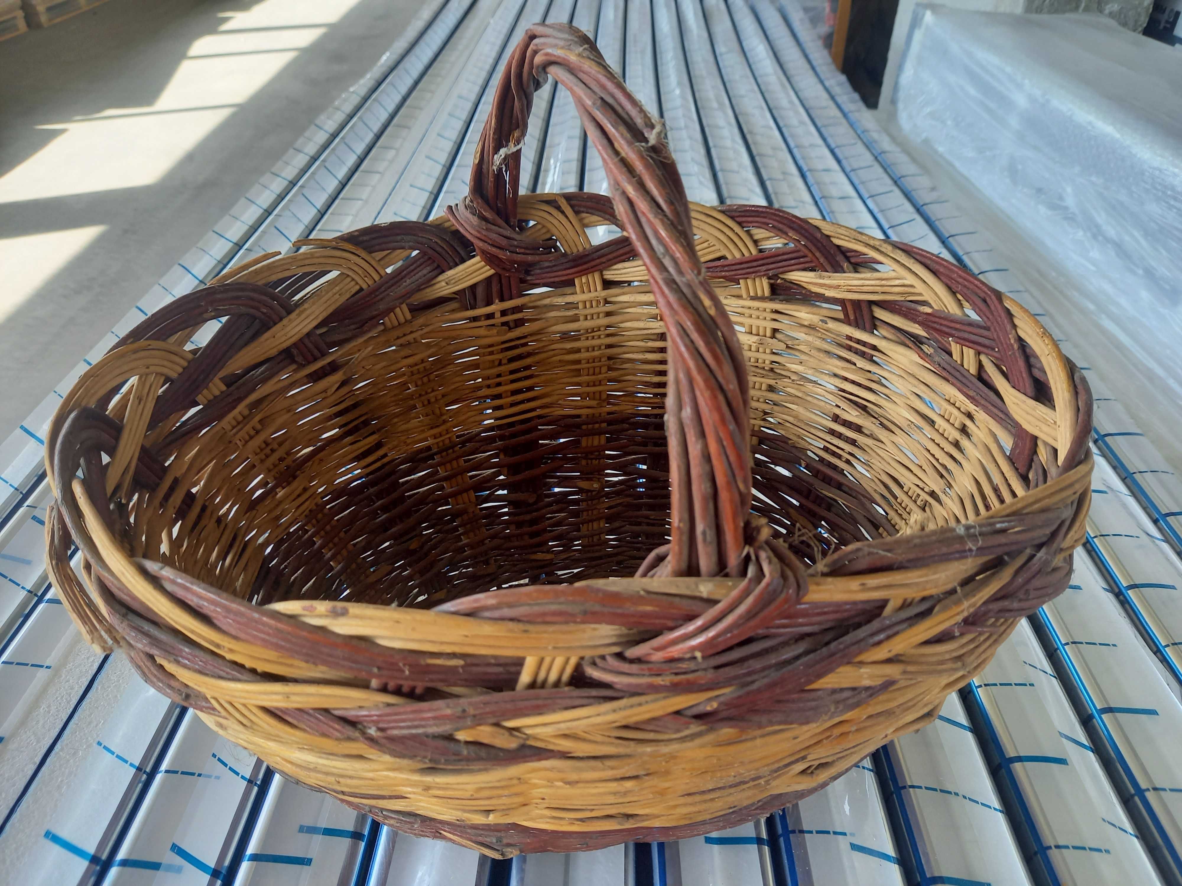 Плетена старинна кошница за градината и дома