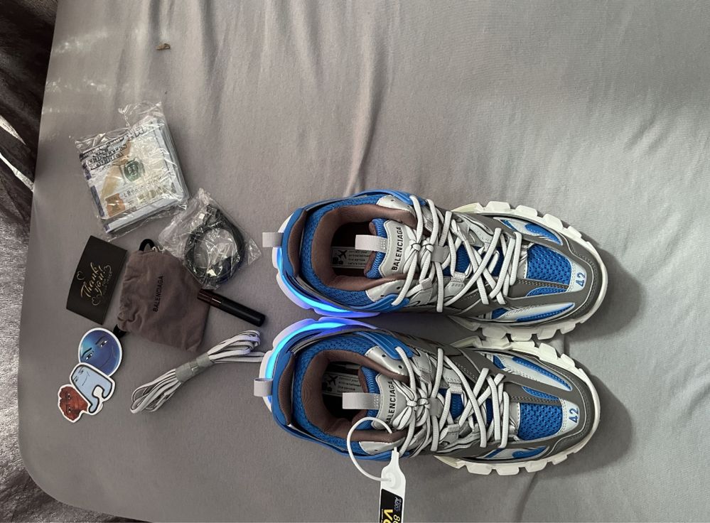 Vand balenciaga track cu led noi