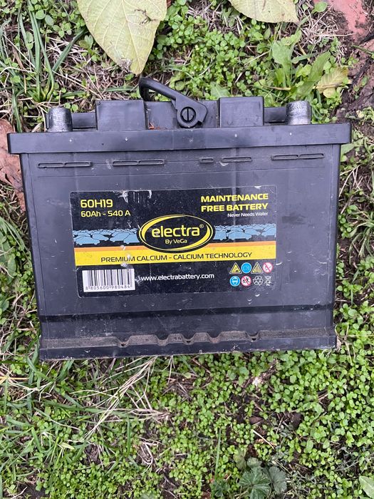 Акумулатор Electra 60Аh/540A и моторно масло Repsol Evo DX2 5W/30