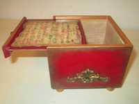дървена винтидж кутийка с барокови орнаменти и ноти