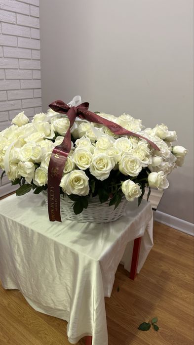 Белые розы очень красивые корзина