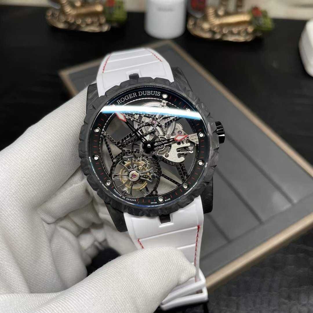 Часовници Roger Dubuis Carbon Fiber