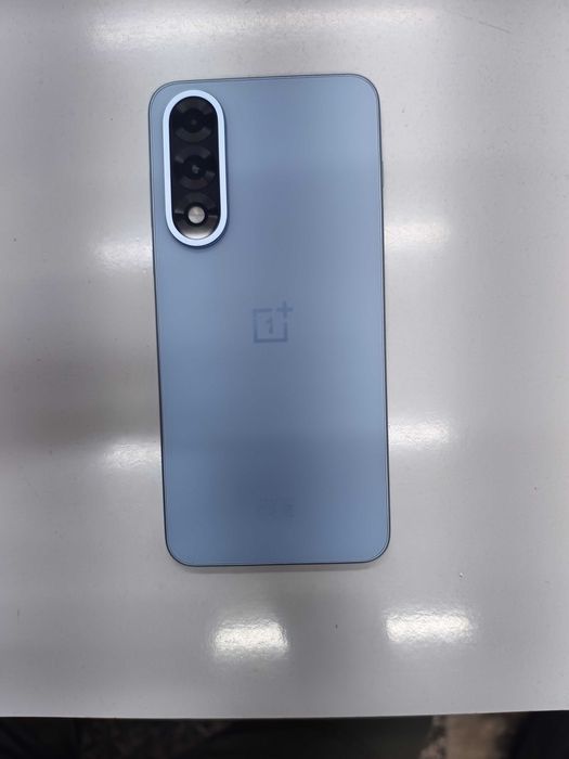 Продавам OnePlus Nord 5