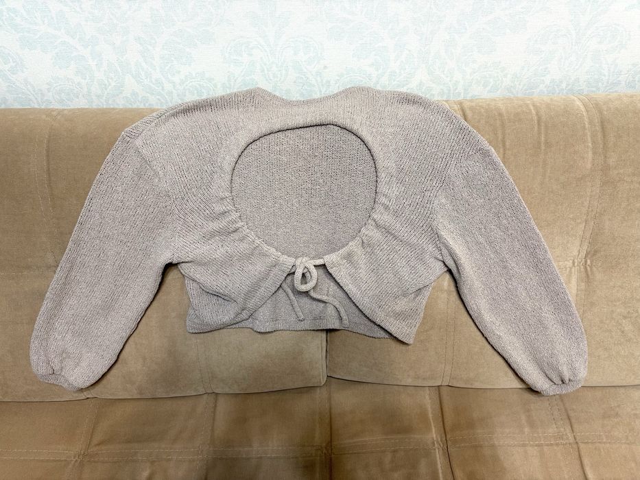 Бежевый пуловер с вырезом