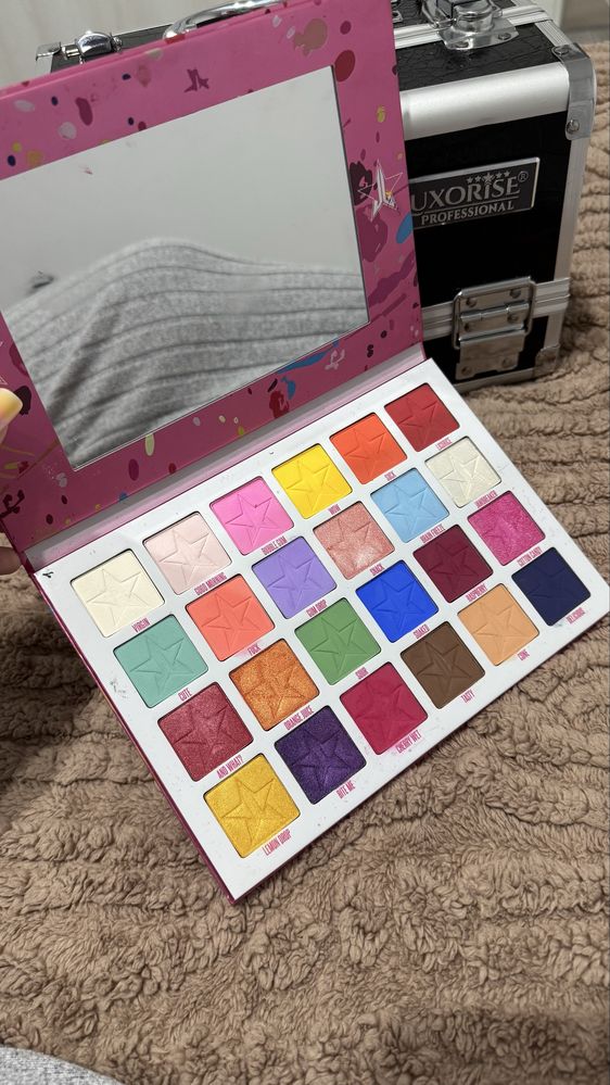 Vând geanta make-up & palete
