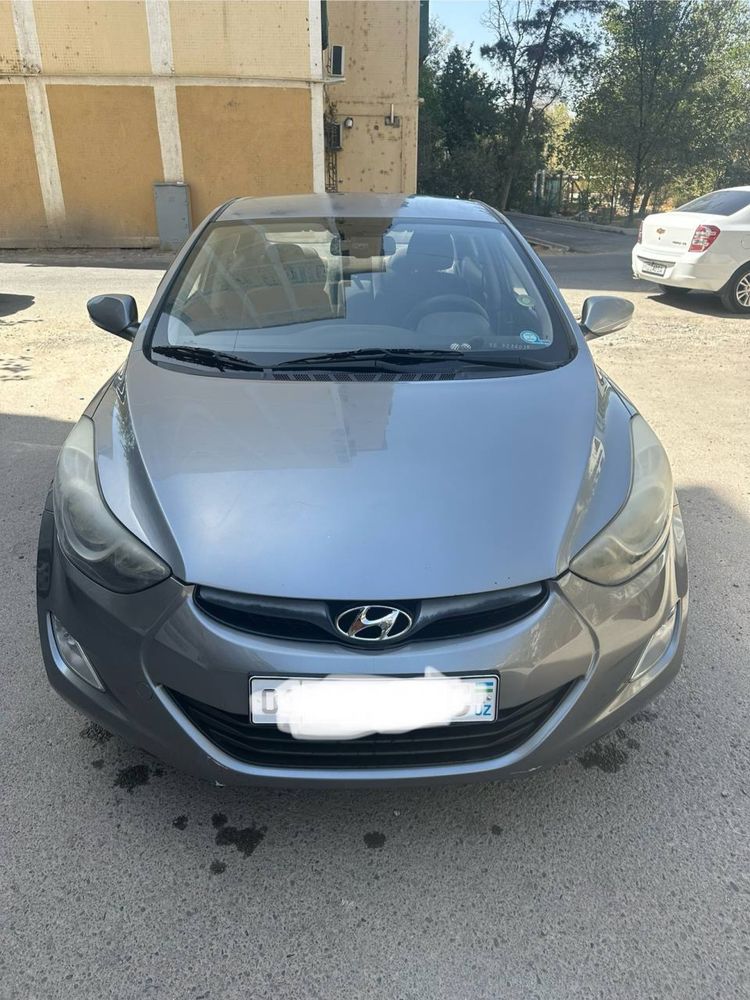 * Hyundai ELANTRA 2012 года механика 1.6 надежная экономичная не дорог