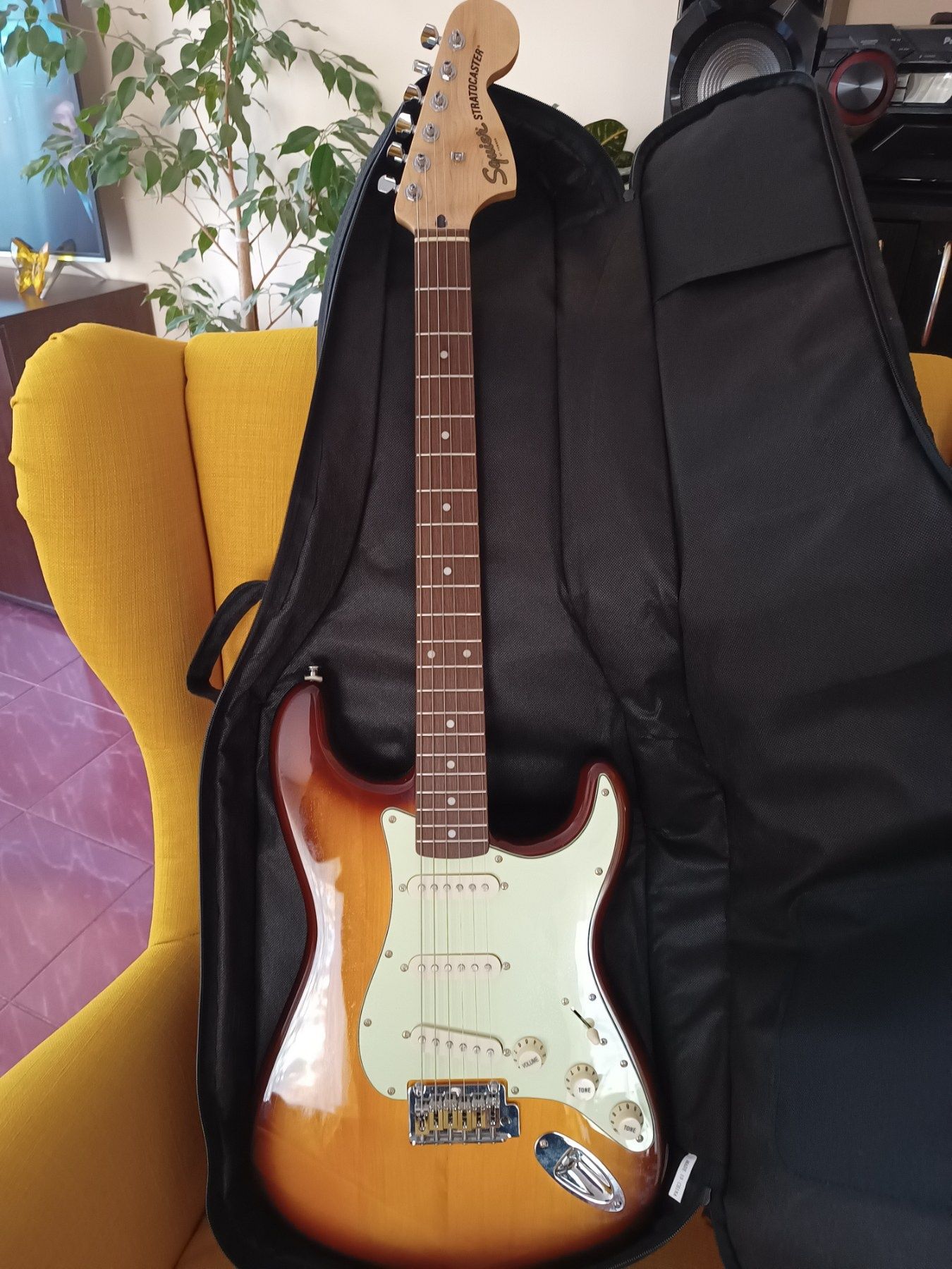 Електрическа китара Fender и класическа китара Fender 4/4