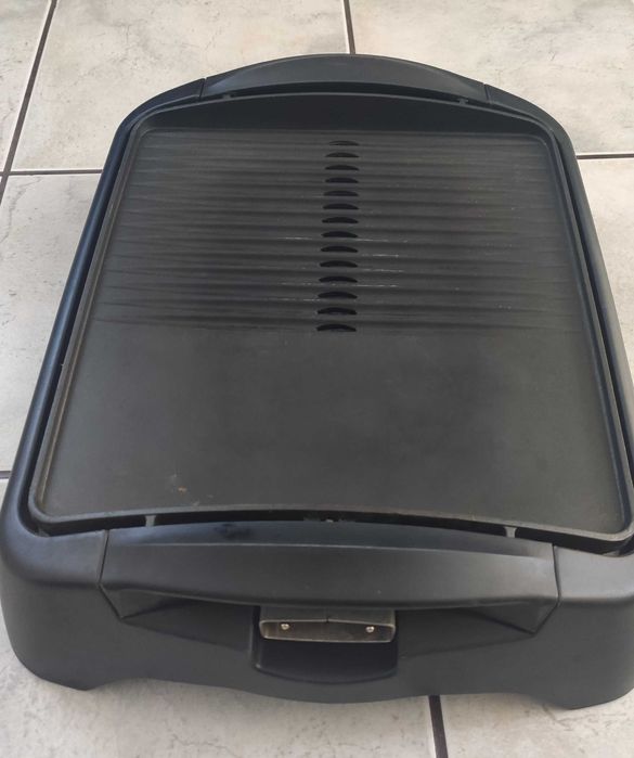 Продавам бездимна, незалепваща скара Philips HD4427