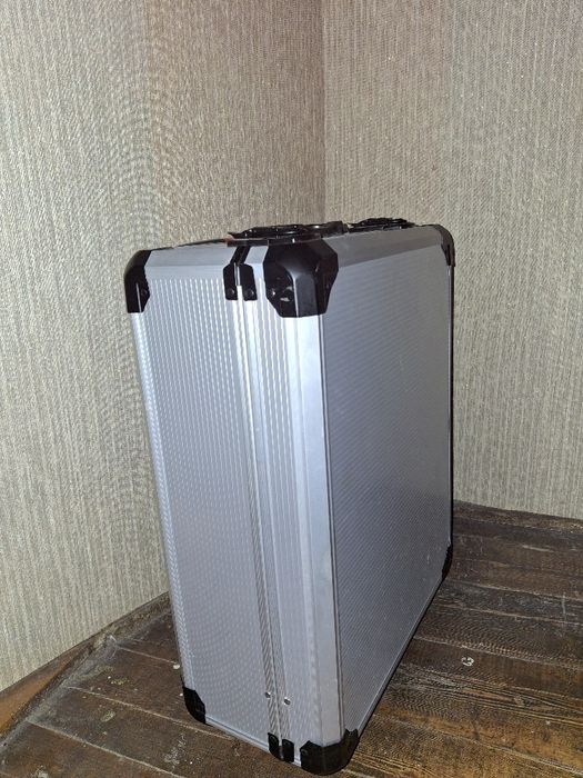 Набор ключи и телевизор