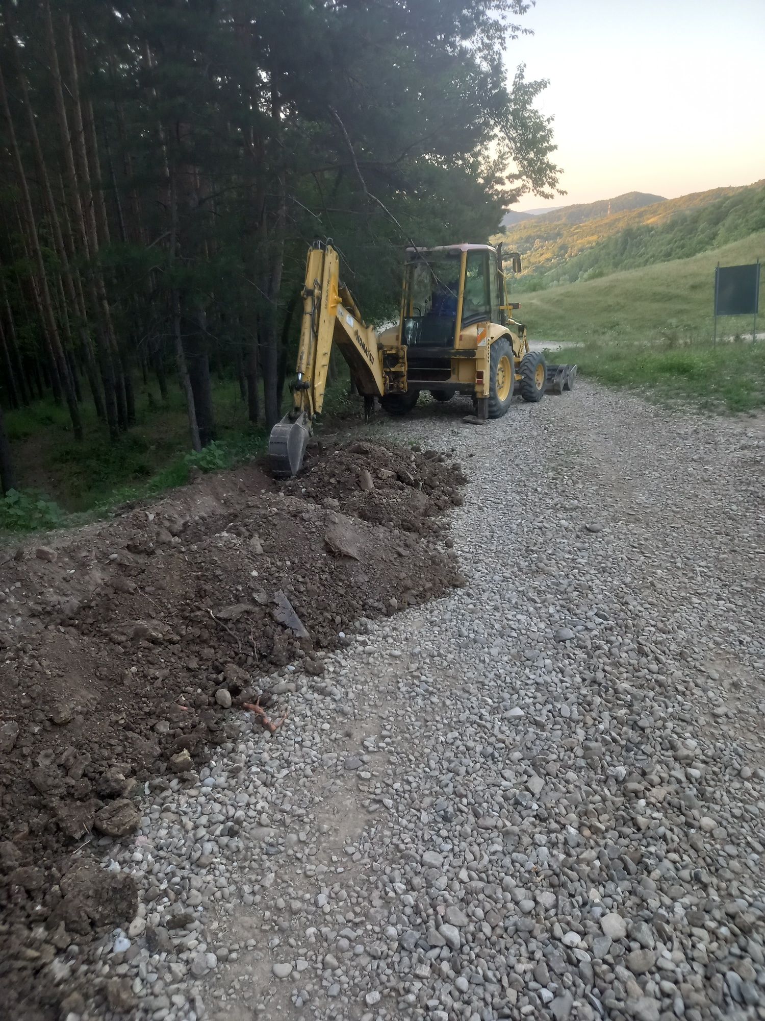 Inchiriez Buldoexcavator pe termen lung sau scurt