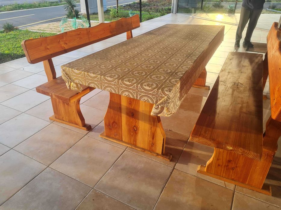 Дървена Маса с варниш 2м дължина на 80см широчина с две пейки