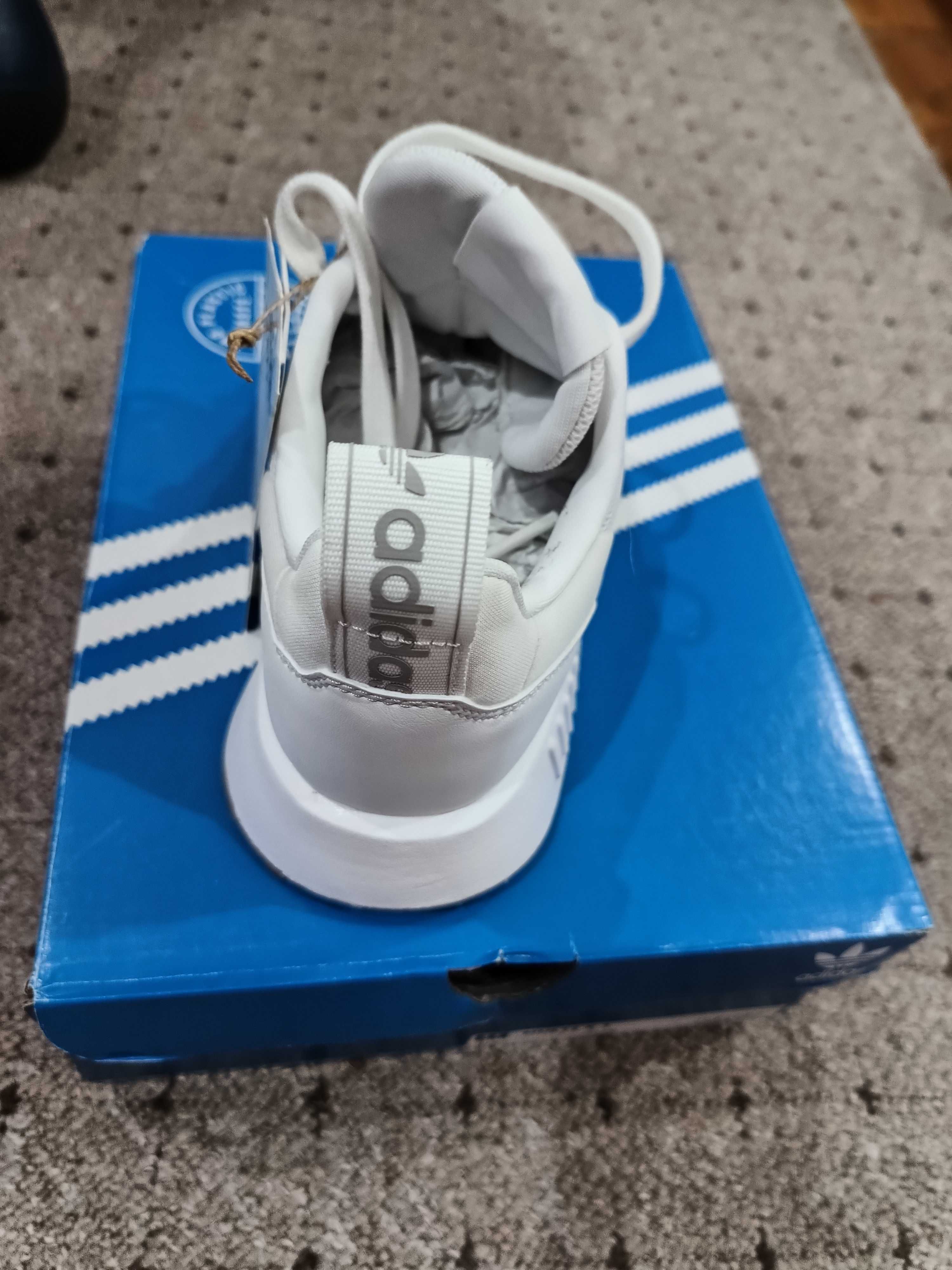 Vând adidași Adidas multix albi, noi cu eticheta și cutia lor.