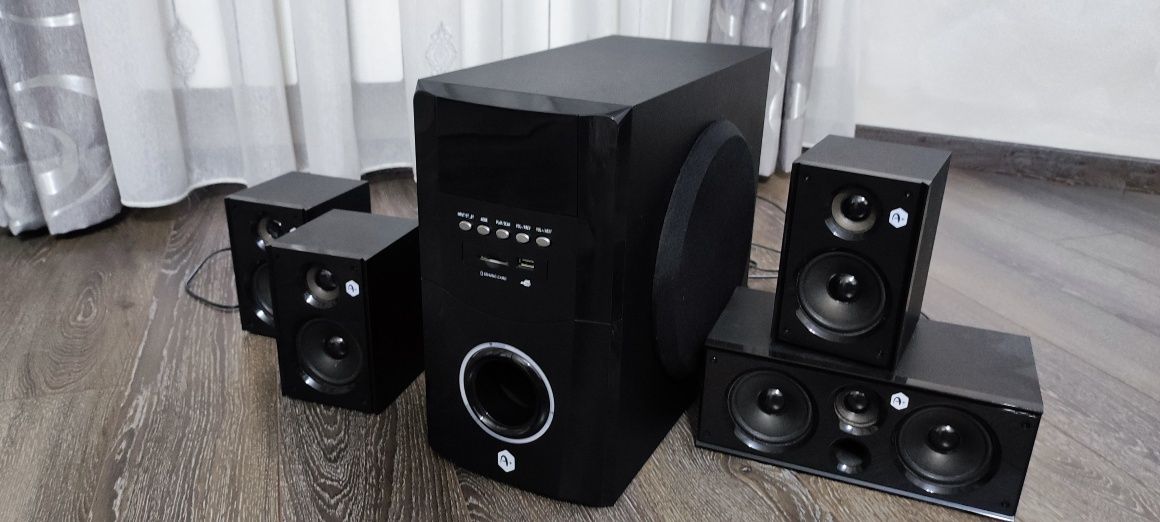 Sistem audio cu subwoofer și 5 boxe