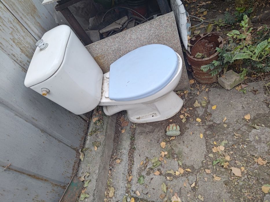 Унитаз обычный белый