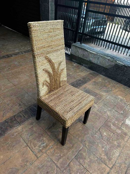 масивни дървени столове  и дървени маси