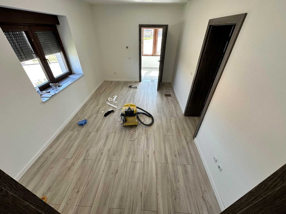 Echipa specializata montam parchet, mobila si usi.