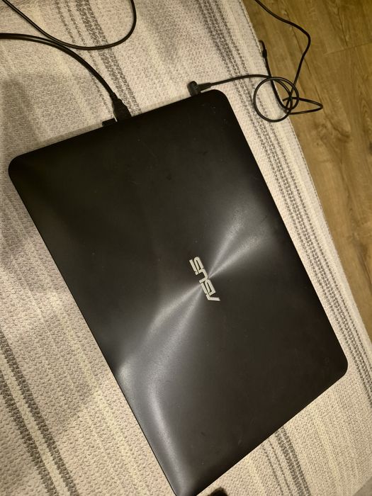 Laptop asus puțin folosit