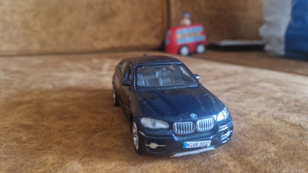 Метални коли със следи от употреба