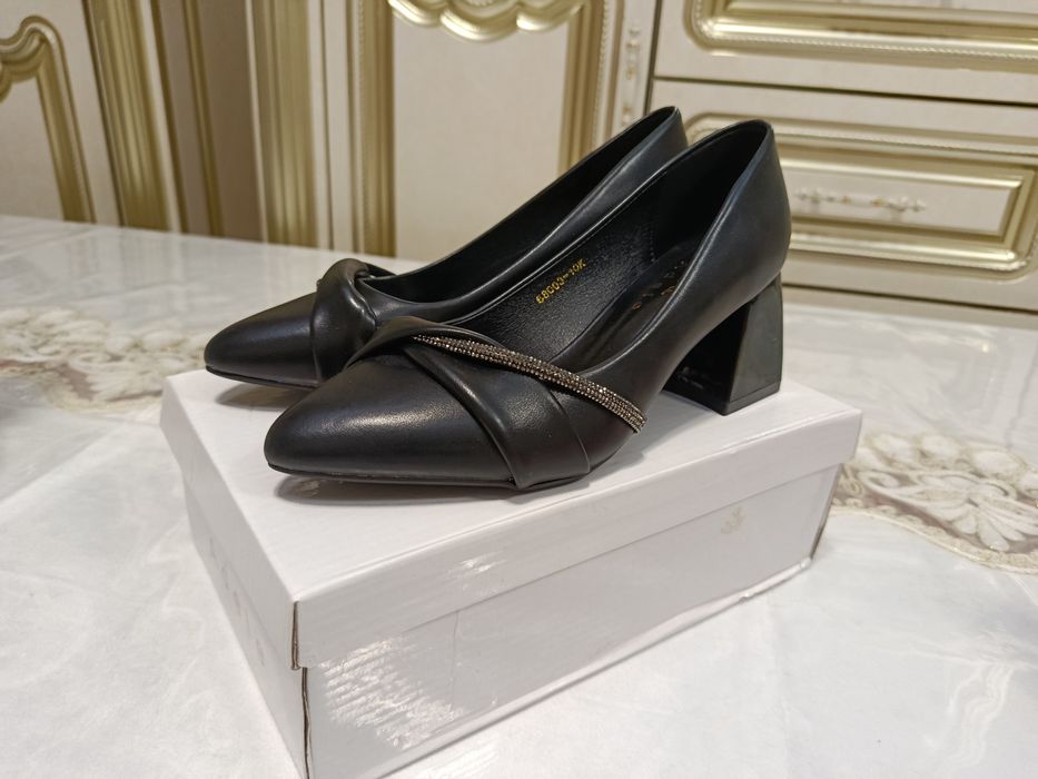 Аёллар туфлиси сотилади