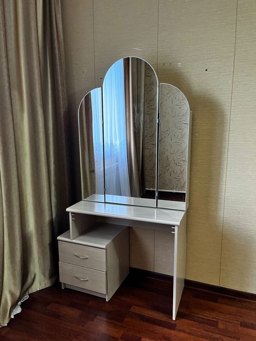 Шкаф в отличном состоянии+ трюмо