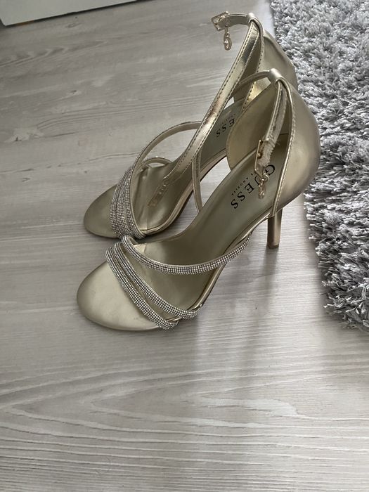 Sandale Guess deosebite