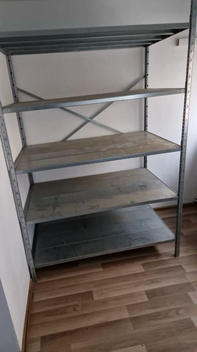 Vandem rafturi zincate pentru marfuri usoare