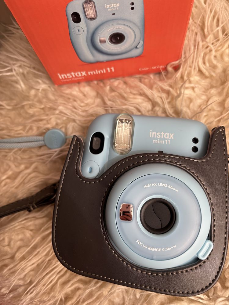 Фотоапарат за моментни снимки FUJIFILM INSTAX MINI 11 SKY BLUE + КАЛЪФ