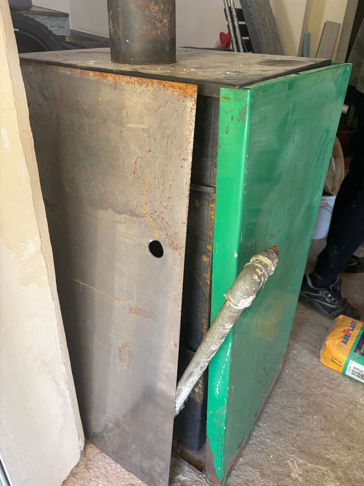 Продавам отоплителен котел на пелети и дърва