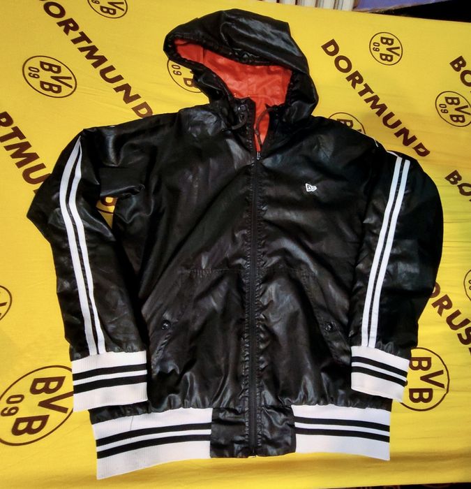 Geaca New Era două culori.