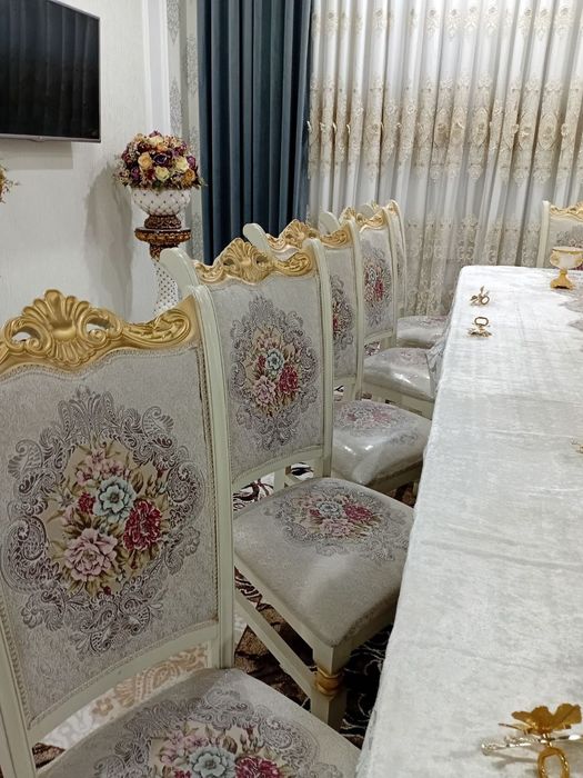 Продаётся стол и стулья