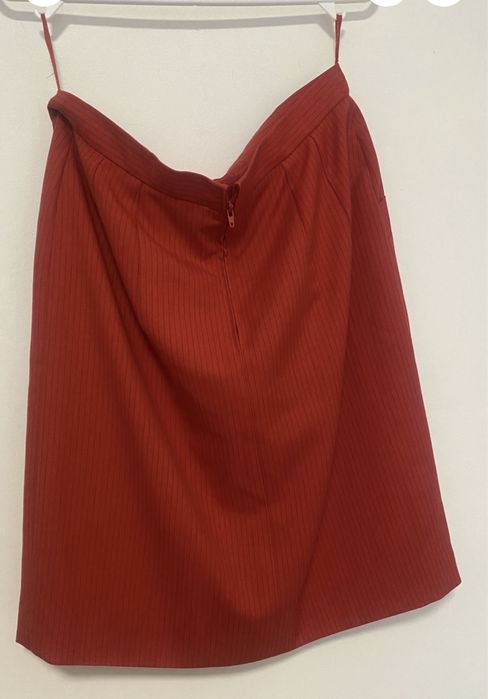 Fustă roșie tip office mărimea 42.