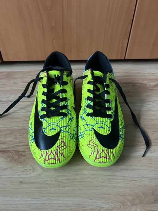 Чисто нови футболни обувки