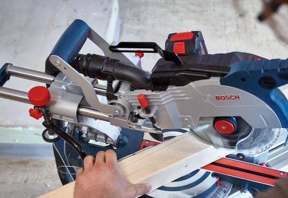 Пила торцовочная Bosch GCM 18V-216 Professional