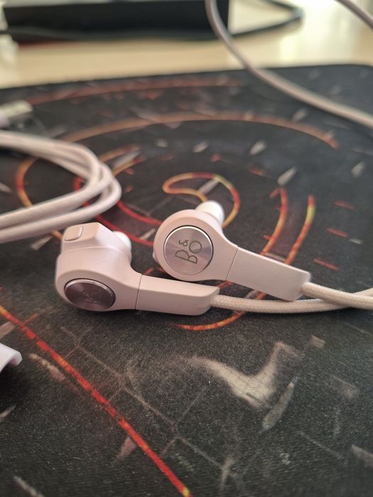 Casti Bang & Olufsen Beoplay E6