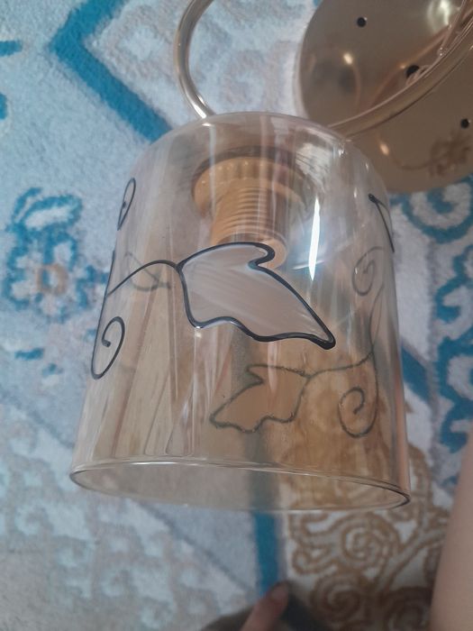 красивая люстра золотого цвета