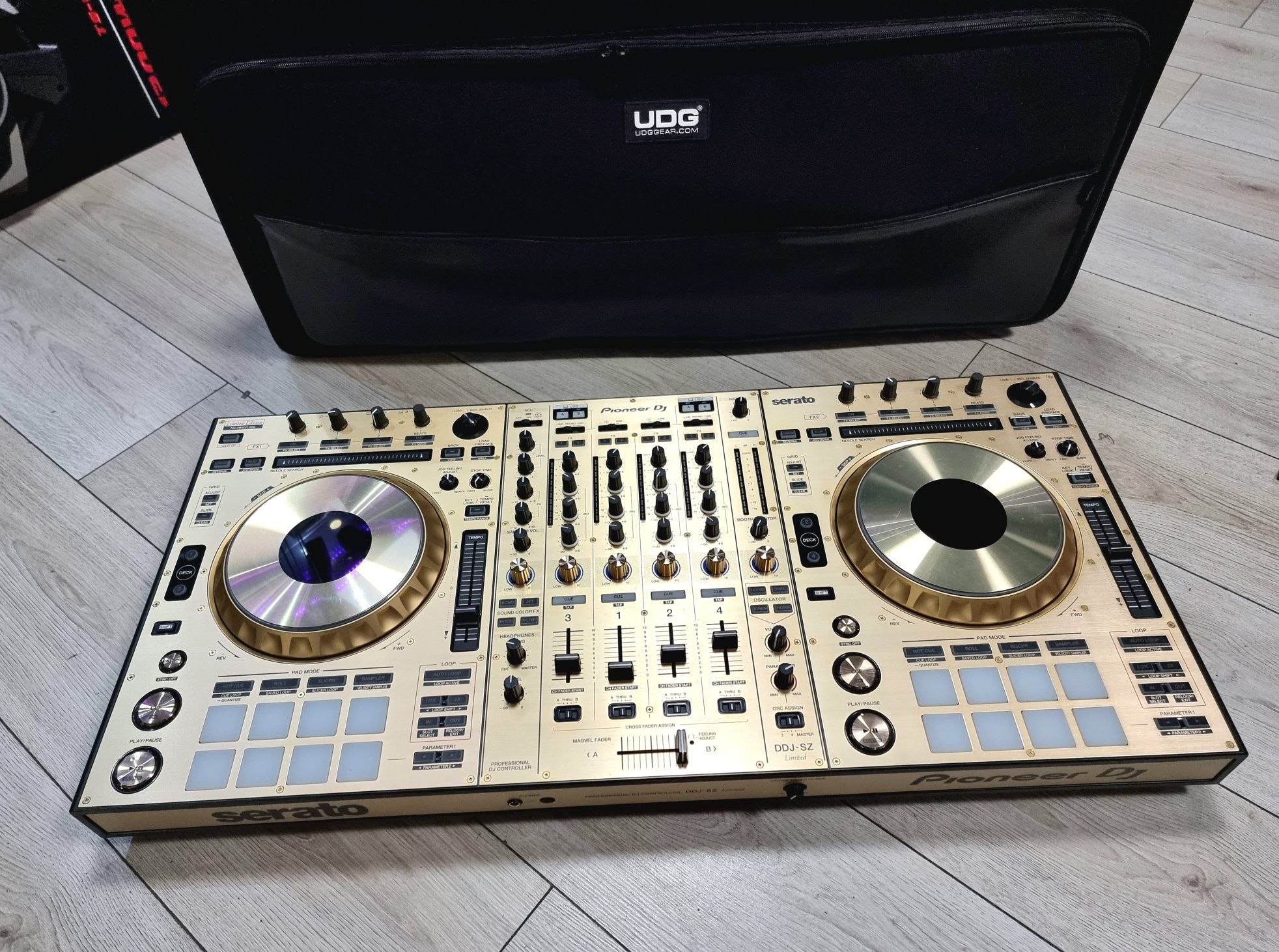 Amanet F28: Consola Mixer Pioneer DJ DDJ SZ N Gold Limited Editon