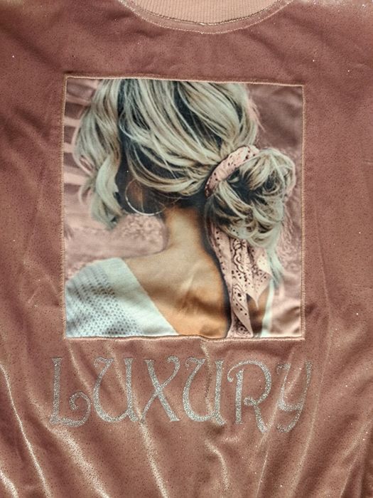 Предлажам красива блестяща блуза за момиче на 9-10г.