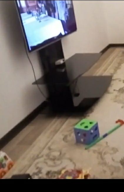 Стеклянная подставка для ТВ с кронштейном