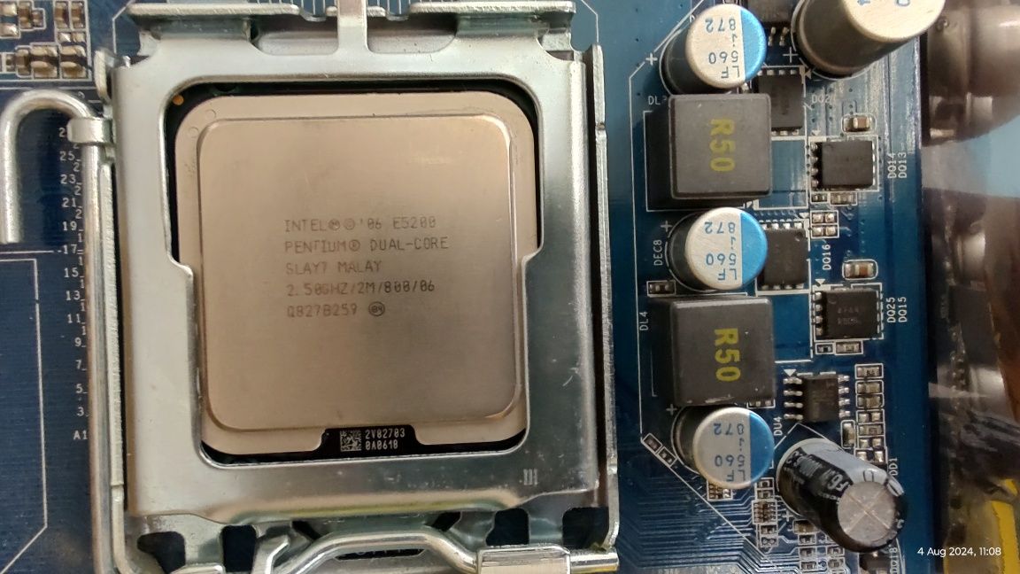 Placa de baza Gigabyte cu procesor Intel și memorie RAM Kingston