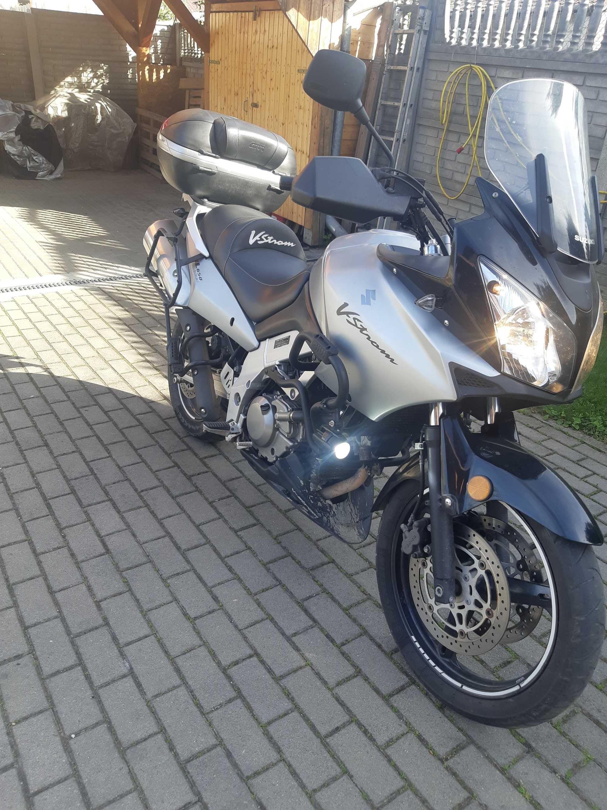 Vând motocicleta Suzuki V Strom DL 650 cc