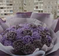 букет из атласных роз с разными цветами