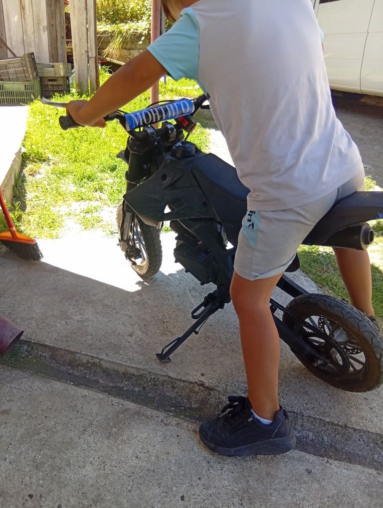 Vând motocicleta pentru copii